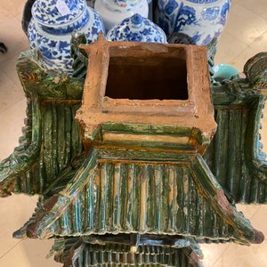 Une importante pagode inscrite en grès émaillé sancai, datée 1550, Ming — photo 76