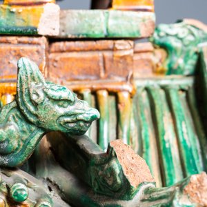 Une importante pagode inscrite en grès émaillé sancai, datée 1550, Ming — photo 8