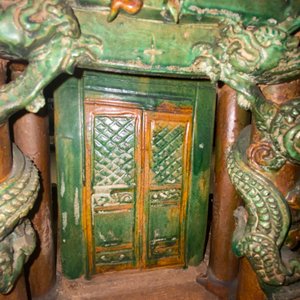 Une importante pagode inscrite en grès émaillé sancai, datée 1550, Ming — photo 87