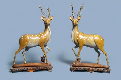 Une importante paire de grands daims en émaux cloisonnés, Chine, Qianlong/Jiaqing