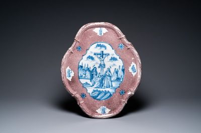 Une importante plaque en faïence de Delft en bleu, blanc et manganèse à décor d'une scène au Golgotha, 18ème