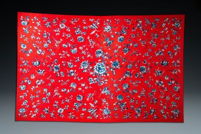 Une importante toile en feutre rouge à broderie en soie de fleurs et de pêches en bleu et blanc, Chine, 18/19ème