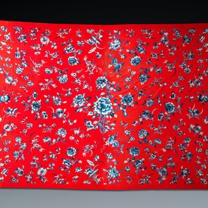 Une importante toile en feutre rouge à broderie en soie de fleurs et de pêches en bleu et blanc, Chine, 18/19ème — photo 1