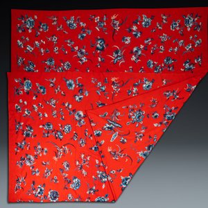 Une importante toile en feutre rouge à broderie en soie de fleurs et de pêches en bleu et blanc, Chine, 18/19ème — photo 3