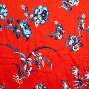Une importante toile en feutre rouge à broderie en soie de fleurs et de pêches en bleu et blanc, Chine, 18/19ème — photo 5