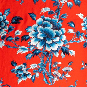 Une importante toile en feutre rouge à broderie en soie de fleurs et de pêches en bleu et blanc, Chine, 18/19ème — photo 7