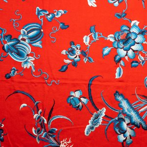 Une importante toile en feutre rouge à broderie en soie de fleurs et de pêches en bleu et blanc, Chine, 18/19ème — photo 8