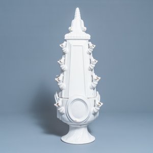 Une importante tulipière de forme pyramidale en faïence blanche de Delft, vers 1800 — photo 3