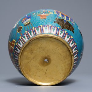 Une jardinière à décor des '100 antiquités' en émaux cloisonnés sur socle en bronze doré, Chine, 18/19ème — photo 7