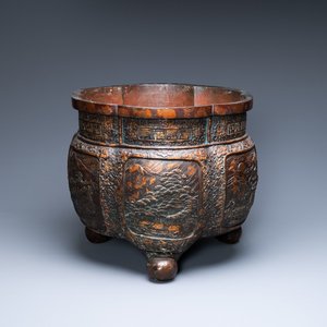 Une jardinière à six lobes en bronze tâché d'or, Chine, 19/20ème — photo 1