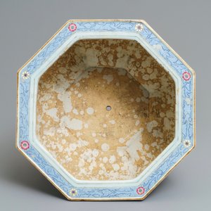 Une jardinière de forme hexagonale en porcelaine de Chine famille rose, Qianlong — photo 5