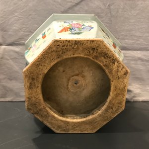 Une jardinière de forme hexagonale en porcelaine de Chine famille rose, Qianlong — photo 9