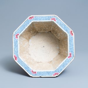 Une jardinière de forme hexagonale en porcelaine de Chine qianjiang cai, Qianlong — photo 6