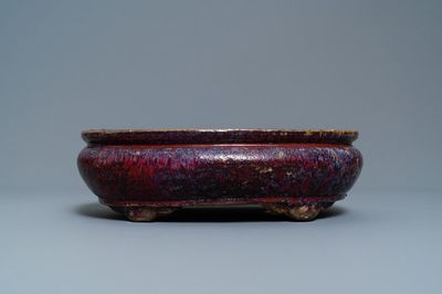 Une jardinière de forme ovale en porcelaine de Chine à émail flambé, 19ème