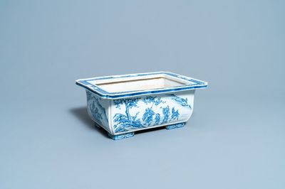 Une jardinière de forme rectangulaire en porcelaine de Chine en bleu et blanc, Kangxi/Yongzheng