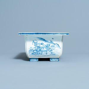 Une jardinière de forme rectangulaire en porcelaine de Chine en bleu et blanc, Kangxi/Yongzheng — photo 5