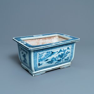 Une jardinière de forme rectangulaire en porcelaine de Chine en bleu et blanc, Qianlong — photo 1