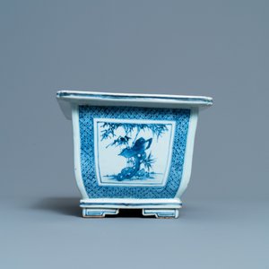 Une jardinière de forme rectangulaire en porcelaine de Chine en bleu et blanc, Qianlong — photo 3