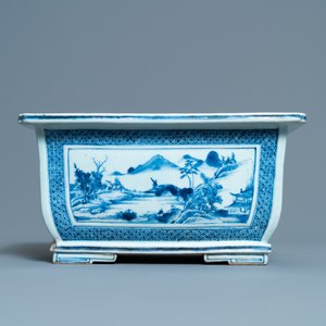 Une jardinière de forme rectangulaire en porcelaine de Chine en bleu et blanc, Qianlong — photo 4