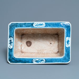 Une jardinière de forme rectangulaire en porcelaine de Chine en bleu et blanc, Qianlong — photo 7