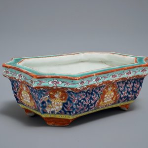 Une jardinière de style Bencharong en porcelaine de Chine famille rose pour le marché thai, 19ème — photo 1