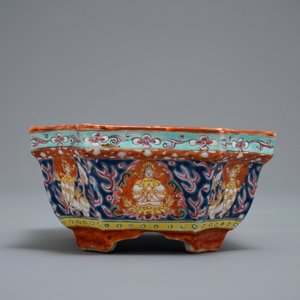 Une jardinière de style Bencharong en porcelaine de Chine famille rose pour le marché thai, 19ème — photo 5