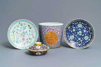 Une jardinière, deux plats et un bol couvert en porcelaine de Chine famille rose, 19/20ème