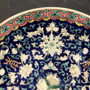 Une jardinière, deux plats et un bol couvert en porcelaine de Chine famille rose, 19/20ème — photo 32