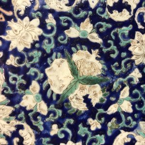 Une jardinière, deux plats et un bol couvert en porcelaine de Chine famille rose, 19/20ème — photo 33
