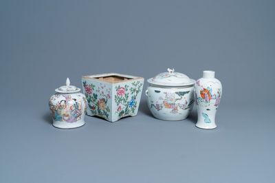 Une jardinière, deux vases et un bol couvert en porcelaine de Chine famille rose, 19/20ème