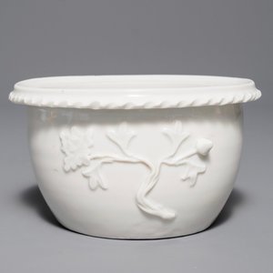 Une jardinière en porcelaine blanc de Chine de Dehua à décor en relief, époque Transition — photo 1