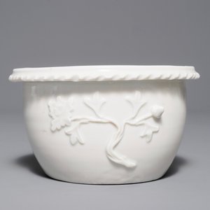 Une jardinière en porcelaine blanc de Chine de Dehua à décor en relief, époque Transition — photo 2