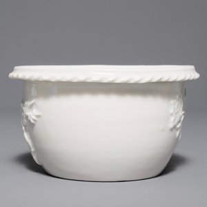 Une jardinière en porcelaine blanc de Chine de Dehua à décor en relief, époque Transition — photo 5
