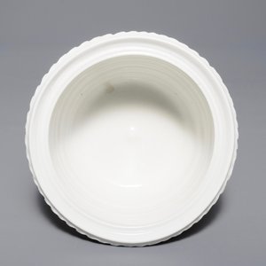 Une jardinière en porcelaine blanc de Chine de Dehua à décor en relief, époque Transition — photo 6