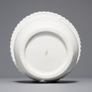 Une jardinière en porcelaine blanc de Chine de Dehua à décor en relief, époque Transition — photo 7