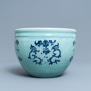 Une jardinière en porcelaine de Chine à décor en bleu et blanc sur fond céladon, Qianlong — photo 2