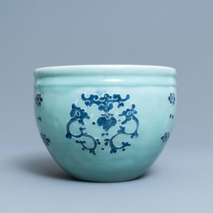 Une jardinière en porcelaine de Chine à décor en bleu et blanc sur fond céladon, Qianlong — photo 3