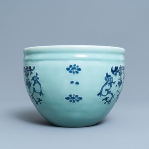 Une jardinière en porcelaine de Chine à décor en bleu et blanc sur fond céladon, Qianlong — photo 5