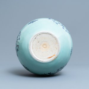 Une jardinière en porcelaine de Chine à décor en bleu et blanc sur fond céladon, Qianlong — photo 7