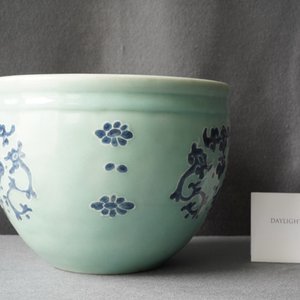 Une jardinière en porcelaine de Chine à décor en bleu et blanc sur fond céladon, Qianlong — photo 9