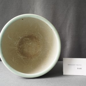 Une jardinière en porcelaine de Chine à décor en bleu et blanc sur fond céladon, Qianlong — photo 10