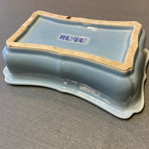 Une jardinière en porcelaine de Chine bleu de lavande monochrome sur socle en bois sculpté, marque de Yongzheng, République — photo 15