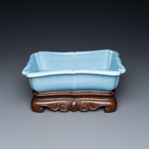 Une jardinière en porcelaine de Chine bleu de lavande monochrome sur socle en bois sculpté, marque de Yongzheng, République — photo 2