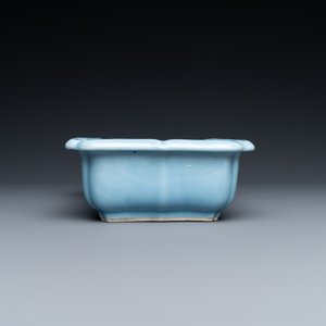 Une jardinière en porcelaine de Chine bleu de lavande monochrome sur socle en bois sculpté, marque de Yongzheng, République — photo 4