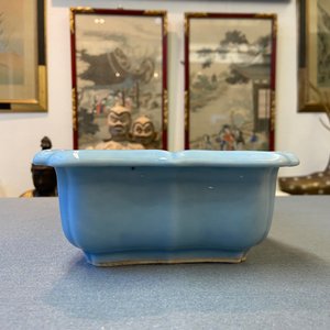 Une jardinière en porcelaine de Chine bleu de lavande monochrome sur socle en bois sculpté, marque de Yongzheng, République — photo 10