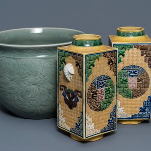 Une jardinière en porcelaine de Chine céladon et une paire de vases cong, 19/20ème — photo 1