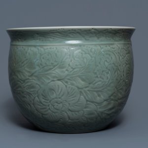 Une jardinière en porcelaine de Chine céladon et une paire de vases cong, 19/20ème — photo 2