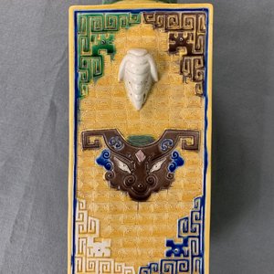 Une jardinière en porcelaine de Chine céladon et une paire de vases cong, 19/20ème — photo 25