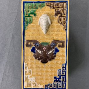 Une jardinière en porcelaine de Chine céladon et une paire de vases cong, 19/20ème — photo 27
