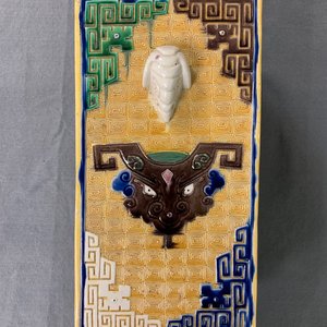 Une jardinière en porcelaine de Chine céladon et une paire de vases cong, 19/20ème — photo 33